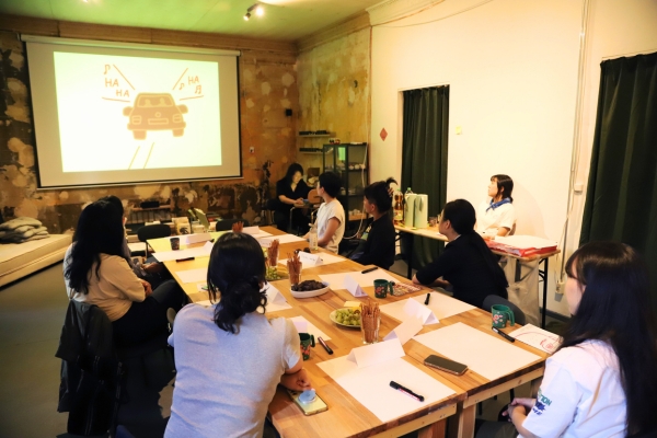 lila_bunt Seminarhaus